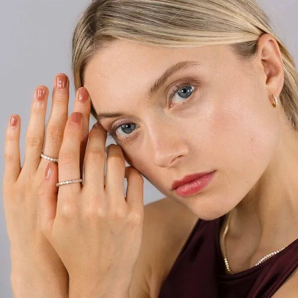 fejn jewelry fejn jewelry Ohrringe 'sparkle huggie' - Creolen mit Zirkonia, Gold, – Produktbild 3 von 7