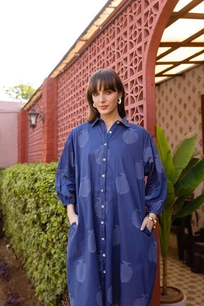 Haus of Namaste Haus of Namaste Tunika-Kleid aus Bio-Baumwolle in Indigoblau mit Blumenmuster, langen Ärmeln und Taschen | Ethisch, nachhaltig und fair – Produktbild 2 von 4