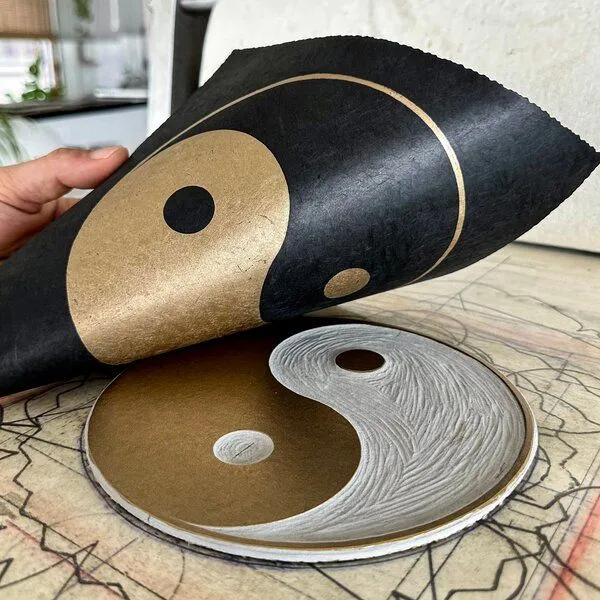 Veskor Cassiopeia Veskor Cassiopeia YIN YANG Heilige Geometrie Linoldruck | 22 × 22 cm | Gold auf Schwarz – Produktbild 3 von 4