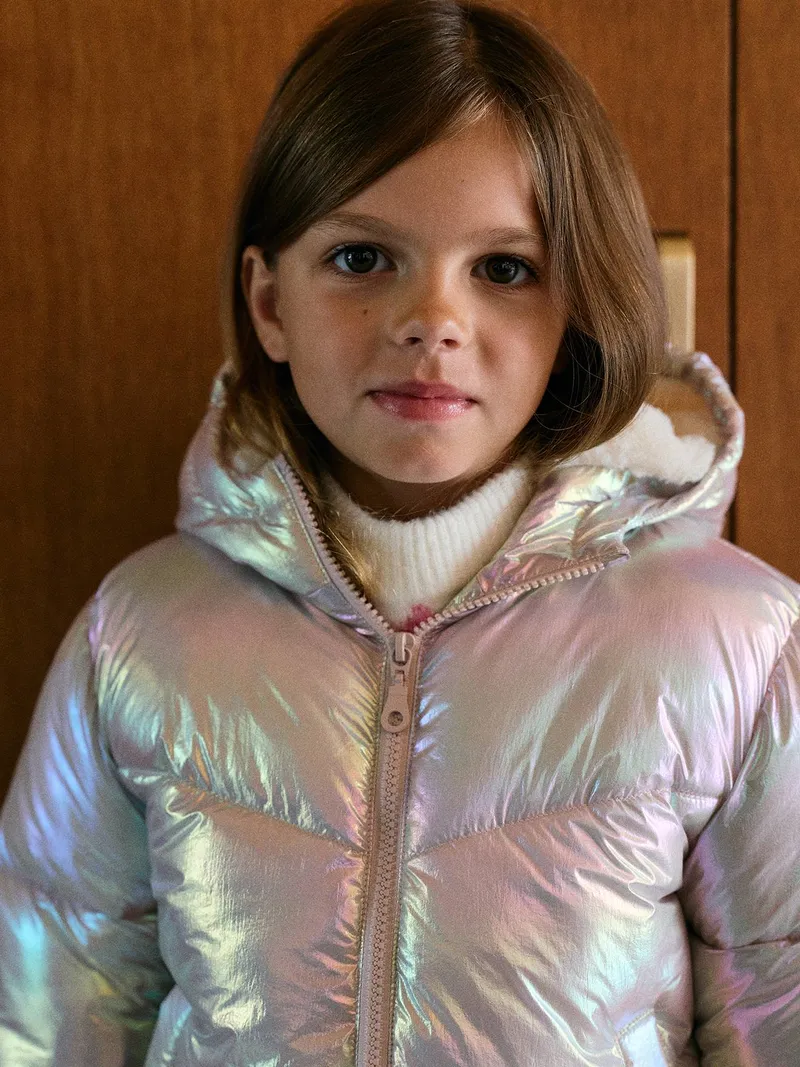 Vertbaudet Glänzende Winter-Steppjacke mit Hologramm-Effekt Mädchen hell, Hellrosa, – Produktbild 1 von 4
