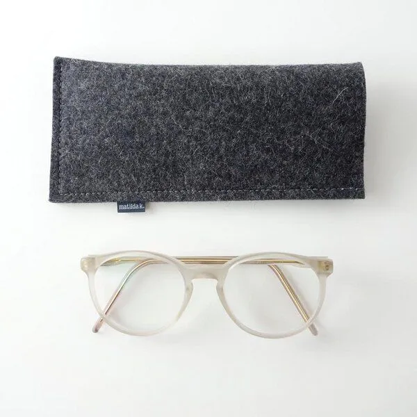 matilda k. manufaktur matilda k. manufaktur Brillenetui aus Wollfilz zum Einstecken in verschiedenen Farben 'justus', Anthrazit, – Produktbild 1 von 3