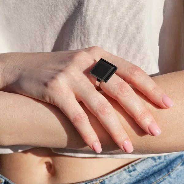 ALEXASCHA ALEXASCHA Geometrischer Statement Ring aus Glas PUREFORM, Onyxschwarz, – Produktbild 2 von 4