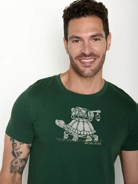 GreenBomb GREENBOMB Turtle Walk Guide - Sportliches T-Shirt aus Bio-Baumwolle / hochwertiger Print / GOTS / Fair & Vegan, Grün (flaschengrün), – Produktbild 2 von 4
