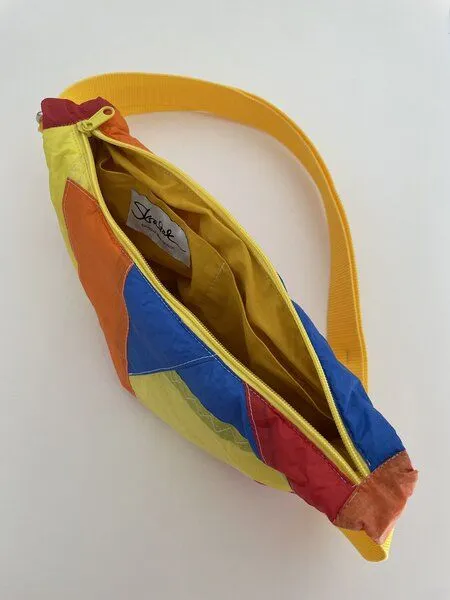Skrabak Skrabak Upcycling-Bauchtasche aus Segeltuch (handgefertigte Unikate), Gelb-orange-rot-blau, – Produktbild 3 von 4
