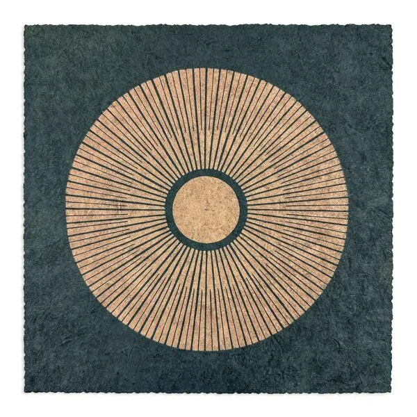 Veskor Cassiopeia Veskor Cassiopeia CENTRAL SUN Sonnen Linoldruck | 22 × 22 cm | Kupfer auf Waldgrün – Produktbild 1 von 4