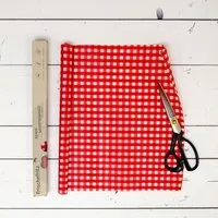 Kumanu von Natur aus gut Kumanu - von Natur aus gut Bienenwachstuch-Rolle "Frischefritz" | 34x130cm, Karo rot, – Produktbild 1 von 1