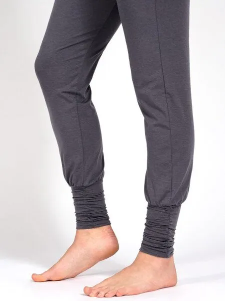 Magadi Magadi Yoga- und Wohlfühlhose Paula aus weichem Naturmaterial, mit Taschen, Grau (dark grey), – Produktbild 4 von 4
