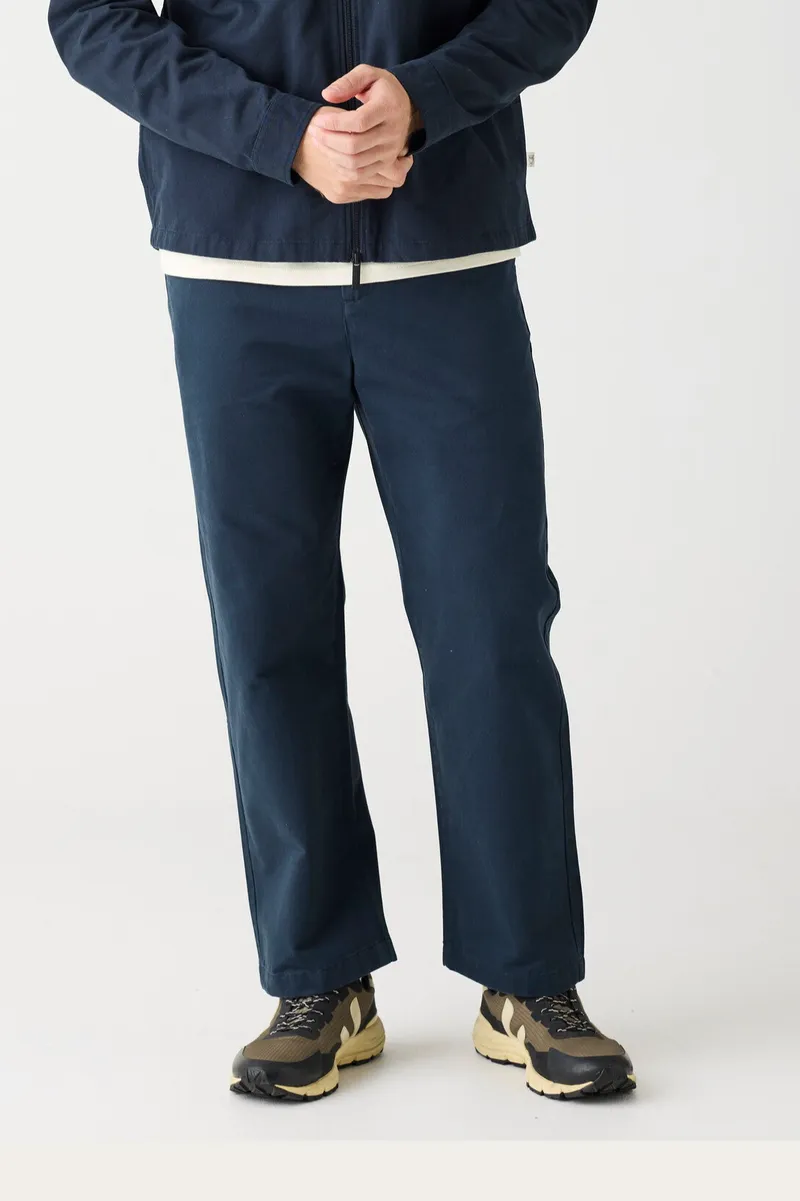 KnowledgeCotton Apparel KnowledgeCotton Apparel Herren vegan Chinohose Flint Wide Total Eclipse Navy, Extra dunkelblau, – Produktbild 1 von 1