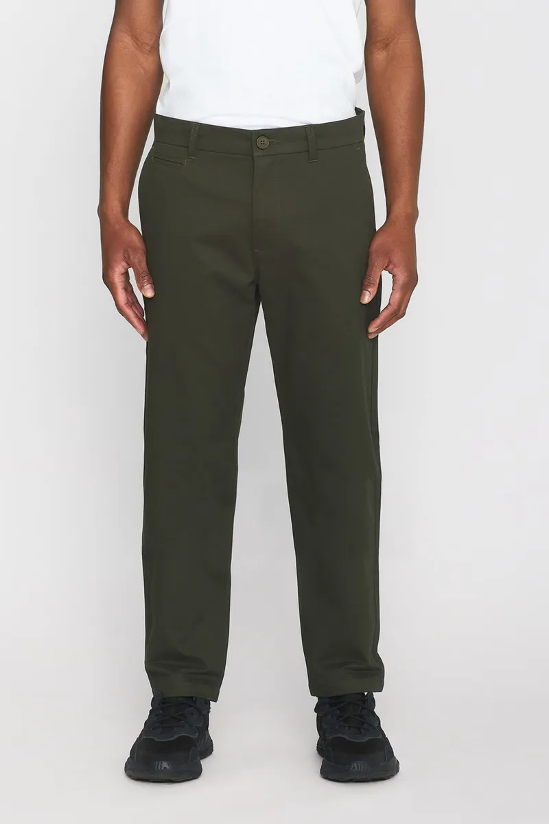KnowledgeCotton Apparel KnowledgeCotton Apparel Herren vegan Chino-Hose Chuck Regular Twill Forrest Nachtgrün, Dunkelgrün, – Produktbild 2 von 4