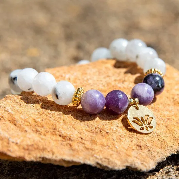 Divasya Divasya Armband "Golden Lotus" aus echten Natursteinen bzw. Halbedelsteinen, Lila, – Produktbild 4 von 4