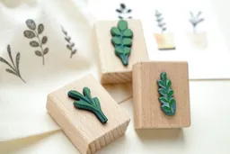 STUDIO KARAMELO STUDIO KARAMELO Stempel Set DREI PFLÄNZCHEN – Produktbild 1 von 1