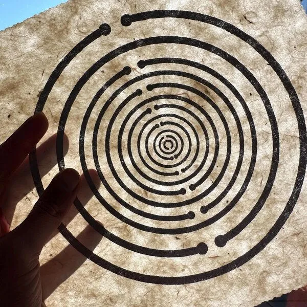 Veskor Cassiopeia Veskor Cassiopeia LAKHOVSKY SPULE Heilige Geometrie Linoldruck | 22 × 22 cm | Silber auf Naturweiß – Produktbild 4 von 4