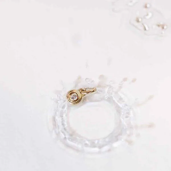 Maren Jewellery Maren Jewellery Drops of Memories Anhänger 18 Karat Gold mit Labor Diamant – Produktbild 2 von 4