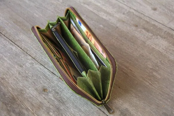 BY COPALA BY COPALA Portemonnaie aus recycelten Blättern / Nachhaltige vegane Brieftasche in grün – Produktbild 5 von 8