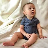 OrganicEra Baby S/S Kimono Body 'OrganicEra' aus Bio-Baumwolle, Indigo melange (blau), – Produktbild 1 von 1