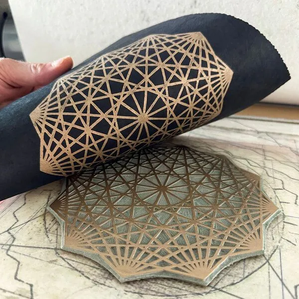 Veskor Cassiopeia Veskor Cassiopeia DODEKAGON Heilige Geometrie Linoldruck | 22 × 22 cm | Gold auf Schwarz – Produktbild 2 von 4
