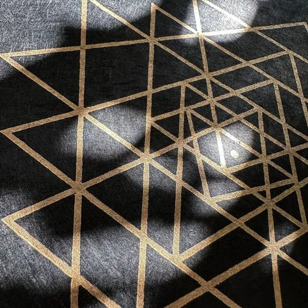 Veskor Cassiopeia Veskor Cassiopeia SRI YANTRA Symbol Linoldruck | 22 × 22 cm | Gold auf Schwarz – Produktbild 4 von 4