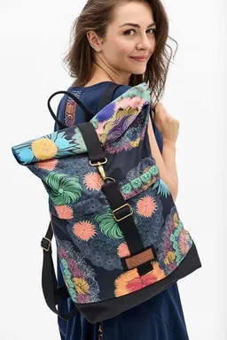 KOKOworld Rucksack Boxy 3.0 – Wasserdicht – Handgepäckgröße – Laptopfach – bunter Print – Fair produziert in Polen – KOKOworld – Produktbild 1 von 1