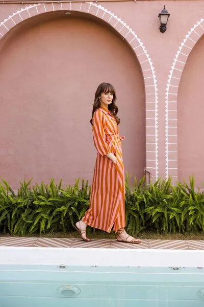 Haus of Namaste Haus of Namaste Gestreiftes Midi-Kleid aus Bio-Baumwolle mit Gürtel & Taschen | Orange und Pink | Ethisch, nachhaltig und fair – Produktbild 3 von 4