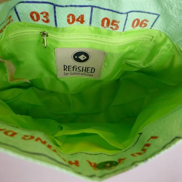 REFISHED fair fashion REFISHED fair fashion Tasche 'URBAN BAG' - upcycelte Fischfuttersäcke, #fish hellgruen, – Produktbild 2 von 3