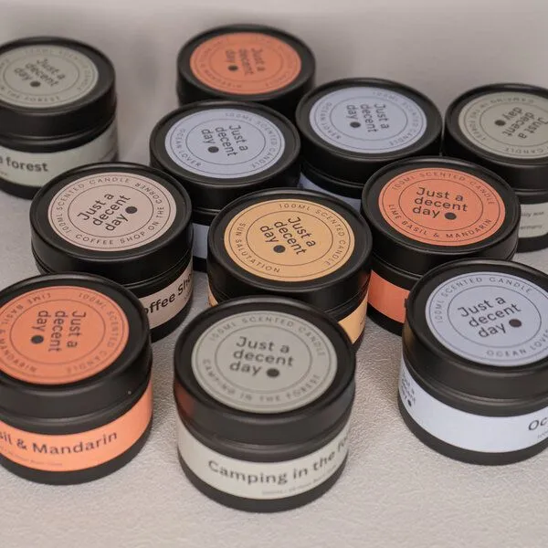 Just a decent day Just a decent day Duftkerze in Metalldose - Lime, Basil & Mandarin – Produktbild 4 von 4