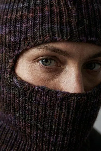 KnitToChange KnitToChange Handgestrickte Balaclava aus weichem Effektgarn – verschiedene Farben, Waldbeere, – Produktbild 2 von 4