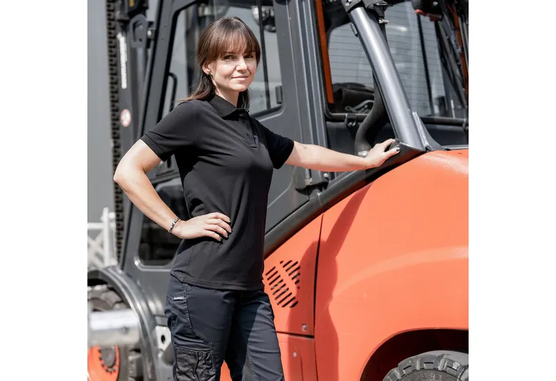 Qualitex Workwear Warnschutz-Shirt Poloshirt Damen Kurzarm – atmungsaktiv & nachhaltig Polo Shirt (1-tlg) Damen Poloshirt kurzarm aus Tencel – bequem, robust & vielseitig, Rot, – Produktbild 5 von 5