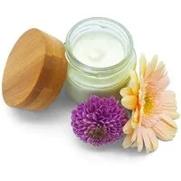 Kleine Auszeit Manufaktur Kleine Auszeit Manufaktur Sheasahne Green Tea - vegan, palmölfrei und plastikfrei - reichhaltige Bodylotion – Produktbild 1 von 1