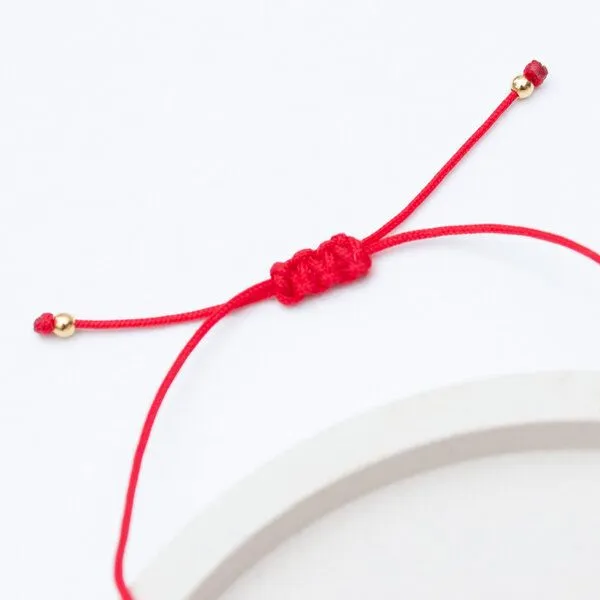 Bow & Hummingbird Bow & Hummingbird Weihnachtsarmband Zuckerstange „Zuckersüße Weihnachten“ – rotes Makramee Armband, kleines Weihnachtsgeschenk – Produktbild 4 von 4