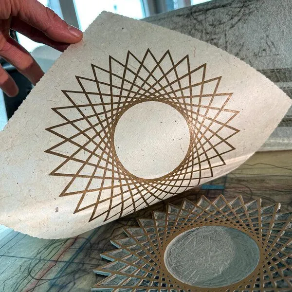 Veskor Cassiopeia Veskor Cassiopeia STERN POLYGON (30/11) Heilige Geometrie Linoldruck | 22 × 22 cm | Gold auf Naturweiß – Produktbild 3 von 4