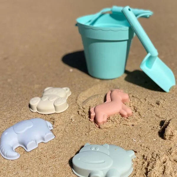 PETIKIDS PETIKIDS Silikon-Sand- und Strandspielzeug (1 Eimer, 1 Schaufel und 4 Strandaccessoires + Tragetasche), Blau, – Produktbild 2 von 2