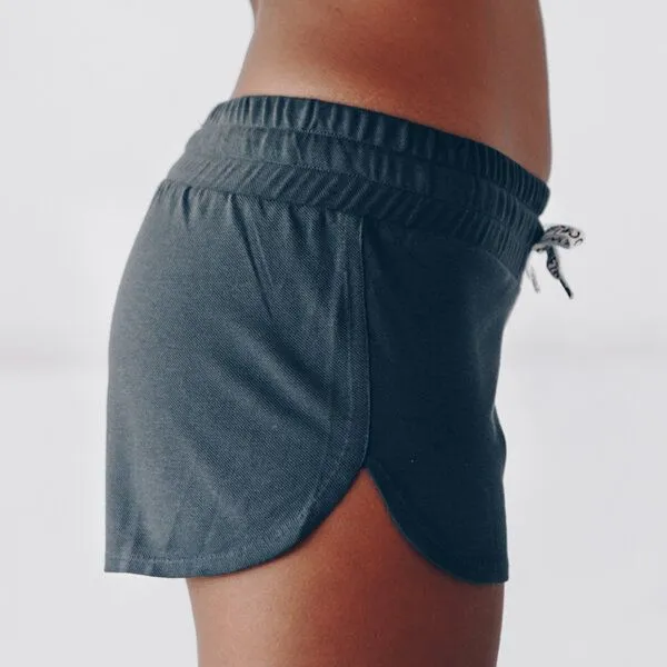 The Driftwood Tales The Driftwood Tales Kurze, sportliche Damenhose mit breitem Bund und DRIFTWOOD-Kordelzug, Anthrazitgrau, – Produktbild 1 von 4