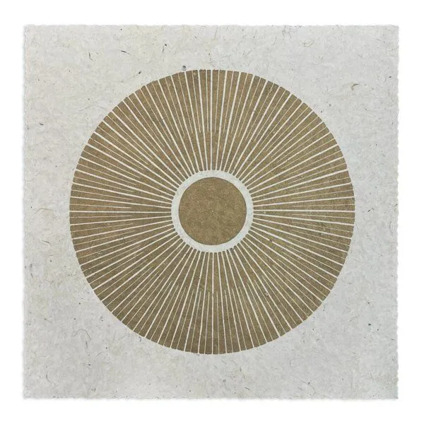 Veskor Cassiopeia Veskor Cassiopeia CENTRAL SUN Sonnen Linoldruck | 22 × 22 cm | Gold auf Naturweiß – Produktbild 1 von 4