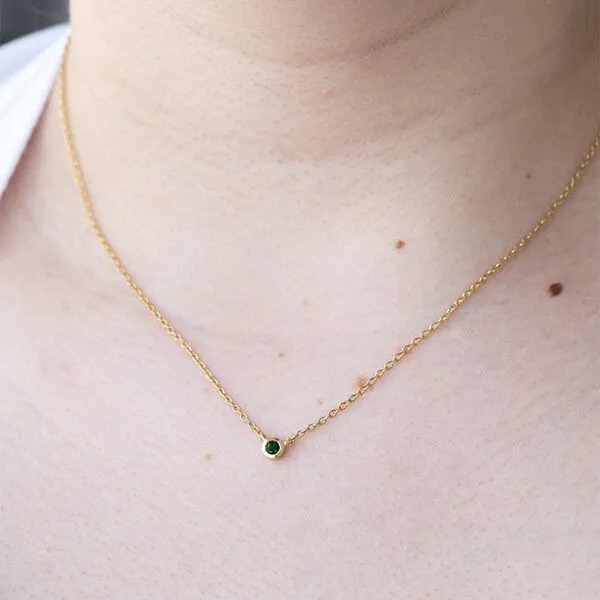 Eppi Eppi Silberne minimalistische Kette mit einem Tsavorit Granat Glosie, Weiss, – Produktbild 3 von 4