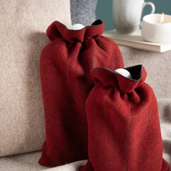 nahtur-design nahtur-design Ökowärmflasche mit Bezug aus 100% Schurwolle, Rot, – Produktbild 3 von 4