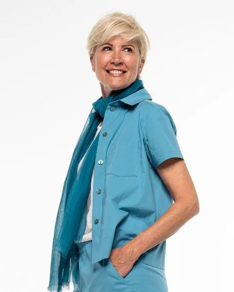 Alma & Lovis Alma & Lovis Sportiv-elegante Hemdbluse aus Organic Cotton | Popeline Short Blouse, Atlantik (blau), – Produktbild 3 von 4