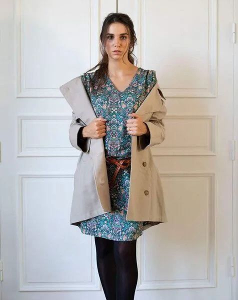 Aatise Kurzer Trenchcoat Zorane aus upgecycelter Baumwolle Farbe beige Aatise, Beige, – Produktbild 3 von 4