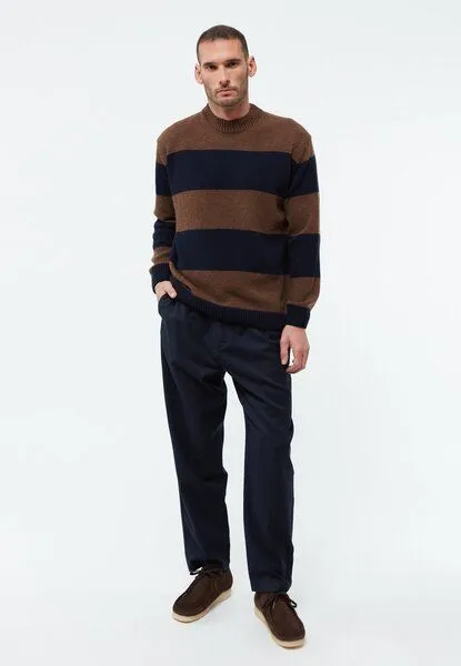 Givn Berlin Givn Berlin Gestreifter Strickpullover GBIVAN aus recycelter Wolle, Oak brown / midnight blue (stripes), – Produktbild 3 von 4