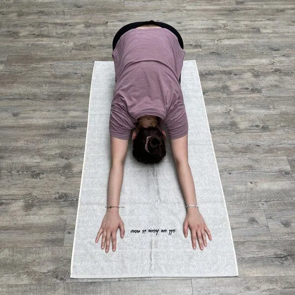 mio eco mio eco Hochwertiges Meditations Handtuch aus Retoure-Handtüchern zero waste | mit Stick limited "all we have is now" – Produktbild 3 von 4