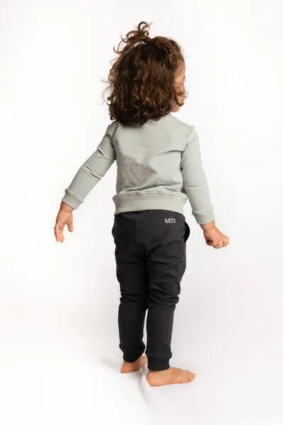M23 M23 Kinder Jogginghose aus Biobaumwolle, Modell "Luke", Anthrazit, – Produktbild 2 von 5