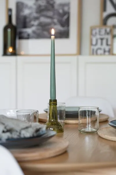 MaBe MaBe Kerzenständer - witzig & nachhaltig aus der Weinflasche für deinen gedeckten Tisch, Oliv, – Produktbild 3 von 4