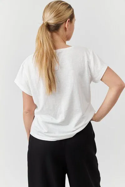 The Slow Label The Slow Label Bio-Leinen T-Shirt mit V-Ausschnitt, Weiß, – Produktbild 2 von 4
