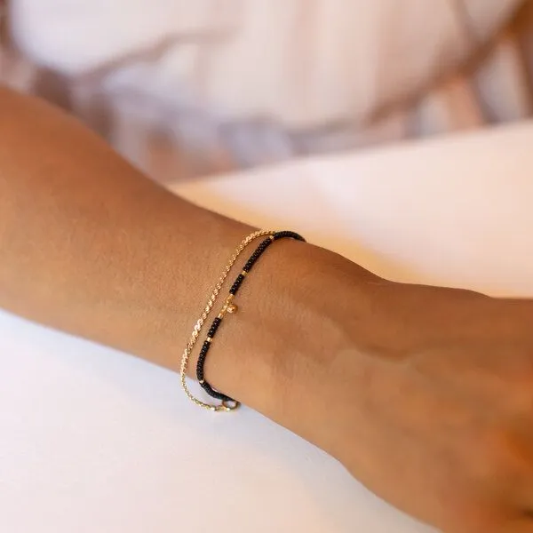 juni juni Perlenarmband "Glamorous" mit 14K Goldkugel Anhänger aus recyceltem Gold – Produktbild 3 von 4