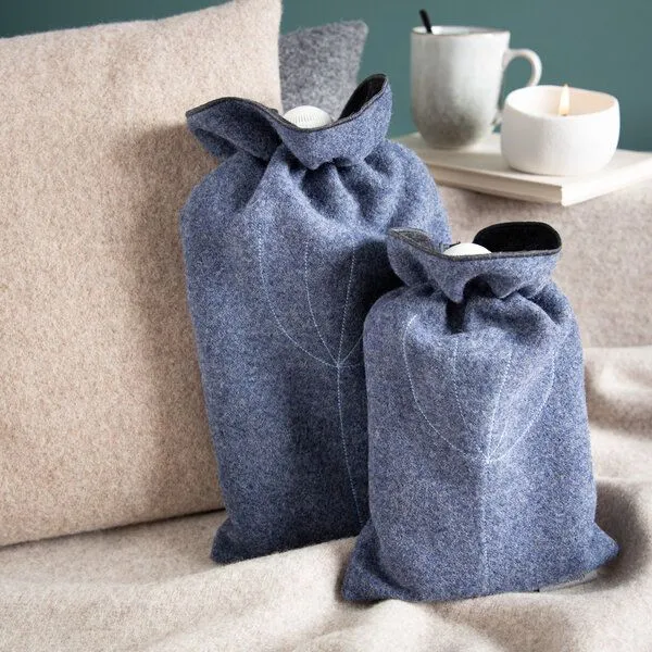 nahtur-design nahtur-design Ökowärmflasche mit Bezug aus 100% Schurwolle, Blau, – Produktbild 3 von 4