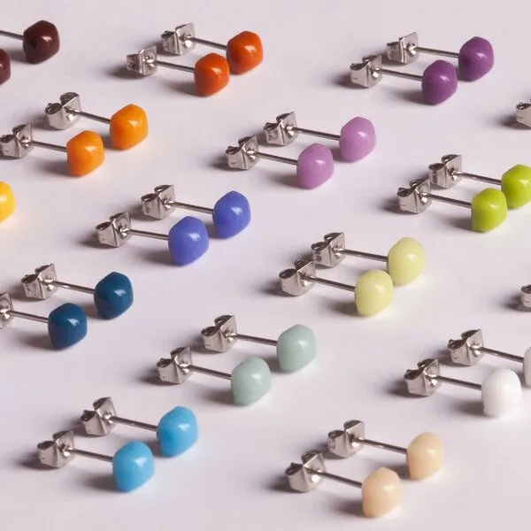 ALEXASCHA ALEXASCHA Winzige Ohrstecker aus recyceltem Glas 4mm, Zartrosa, – Produktbild 4 von 4