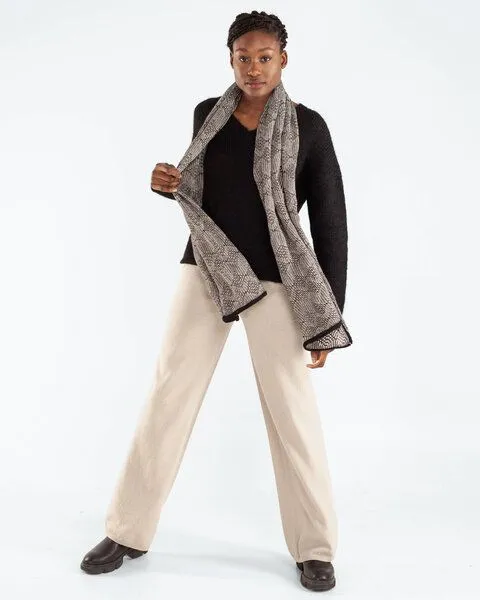 Alma & Lovis Alma & Lovis Pullover mit V-Ausschnitt aus Suri-Alpaka | Suri V-Neck Pullover, Schwarz, – Produktbild 2 von 4