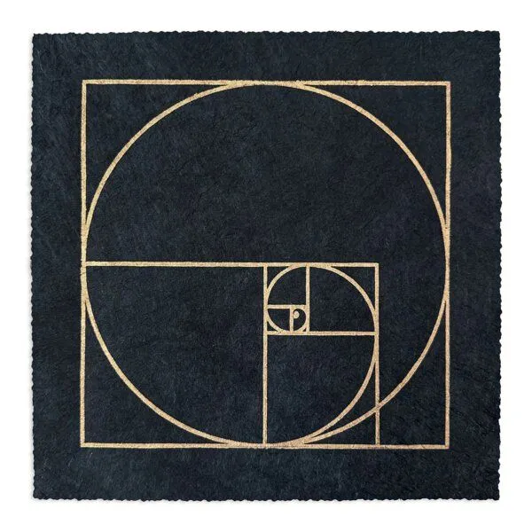 Veskor Cassiopeia Veskor Cassiopeia FIBONACCI SEQUENZ Heilige Geometrie Linoldruck | 22 × 22 cm | Gold auf Schwarz – Produktbild 1 von 4
