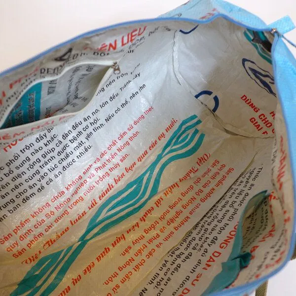 REFISHED fair fashion REFISHED fair fashion Tasche 'SPORTY BAG' - upcycelte Fischfuttersäcke, #fish hellblau, – Produktbild 3 von 4