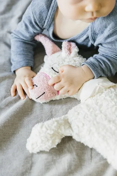 Efie Efie Kirschkern-Wärmekissen Einhorn mit Herz – Produktbild 3 von 4