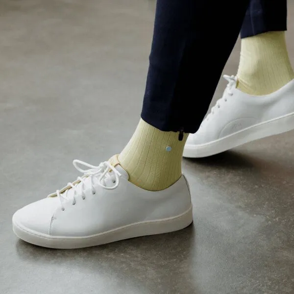 wysf. | what you stand for. wysf. | what you stand for. Socken, Rippenstrick mit Knopf, Bio-Baumwoll-Mix, Gelb (pastellgelb), – Produktbild 1 von 4